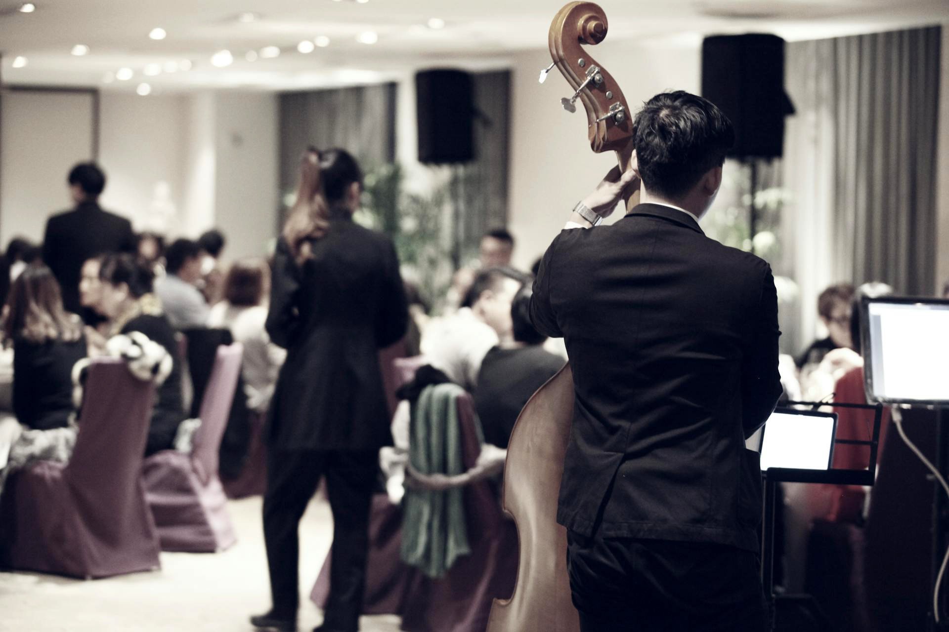 Live music creating phenomenal experiences at a hotel