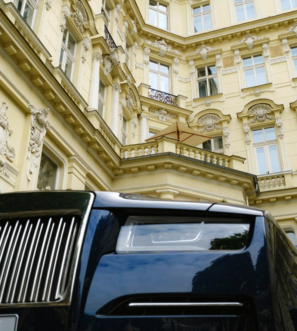 rolls-royce-parked-outside-hotel