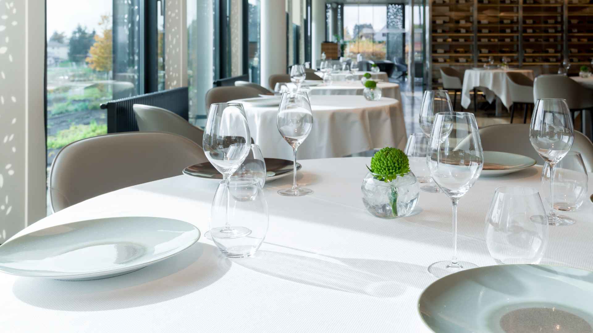 Expert guide on table setting