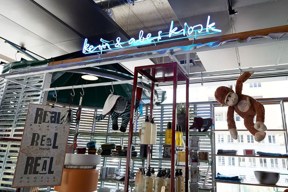 Gestell mit Affe im 25hours-Hotel-Zuerich-Langstrasse