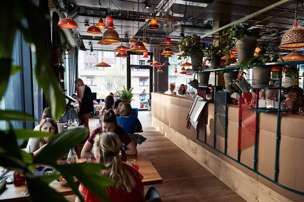 Das Restaurant Neni mit Gästen im 25hours Hotel Zuerich Langstrasse