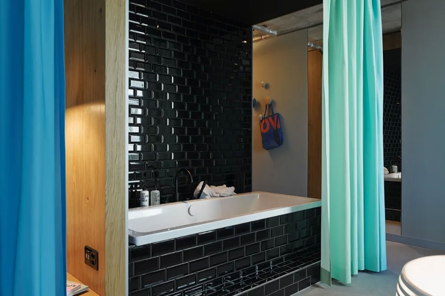 Bad im 25hours-Hotel-Zuerich-Langstrasse