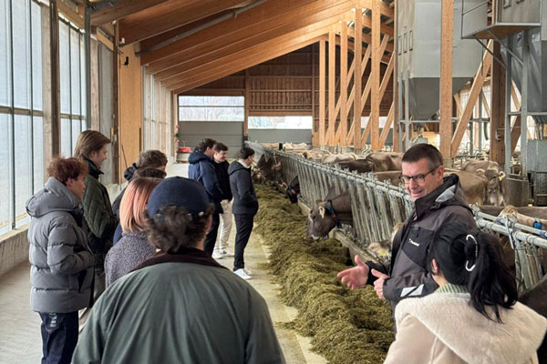 Studierende der EHL Hotelfachschule auf dem Plantahof