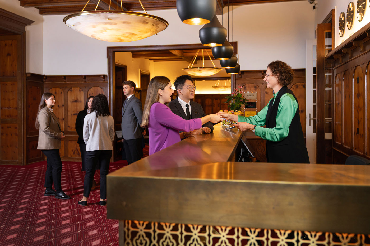 HoKo-Lernende im Empfangsbereich am EHL Campus Passugg