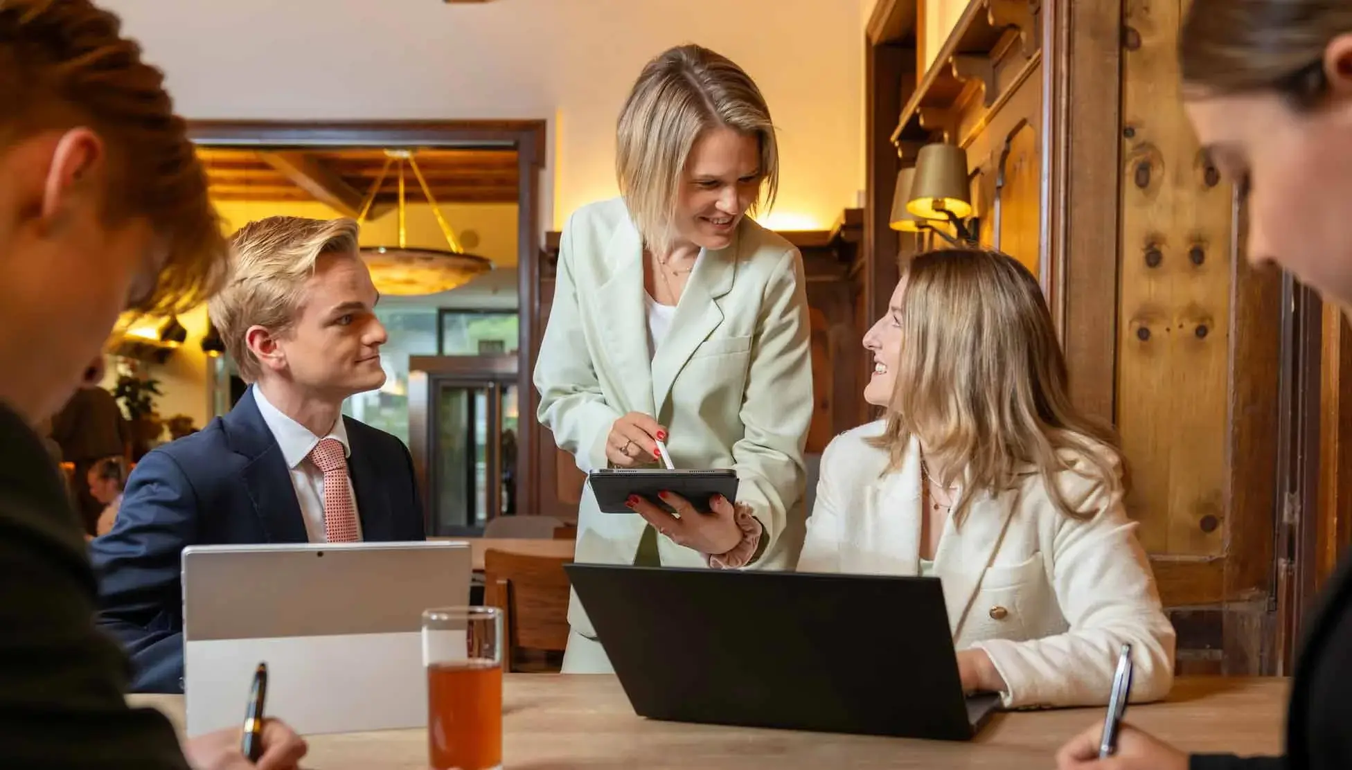 EHL-Passugg_program-page_students_studying