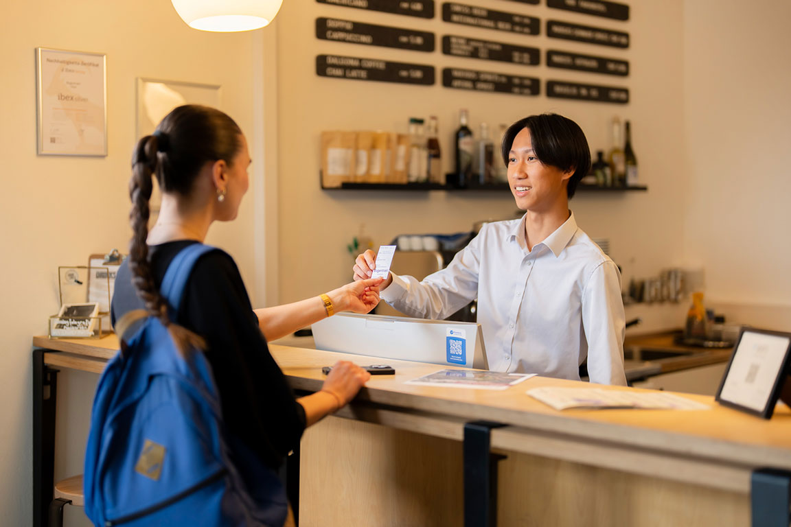 HF-Student im Praktikum an der Rezeption