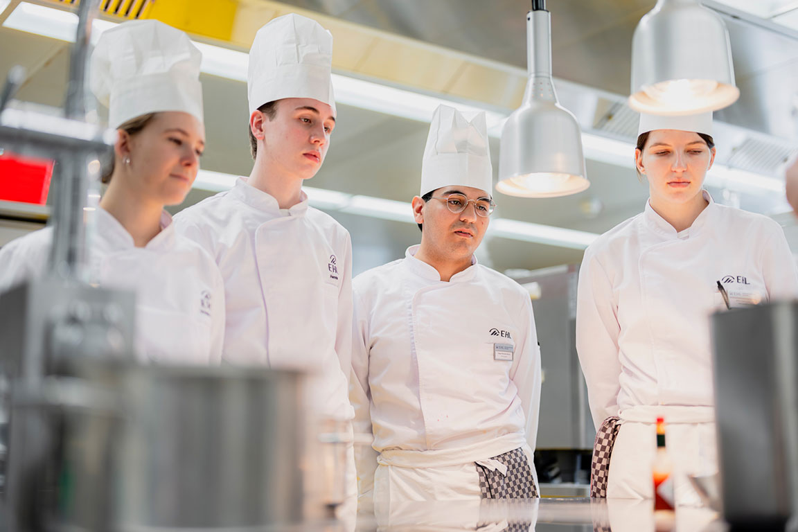 Studierende der EHL HOtelfachschule Passugg im Kochunterricht