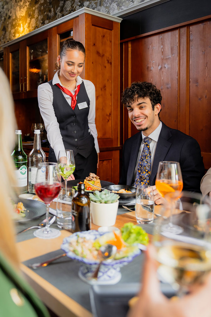 Studentin im Serviceunterricht im Umami