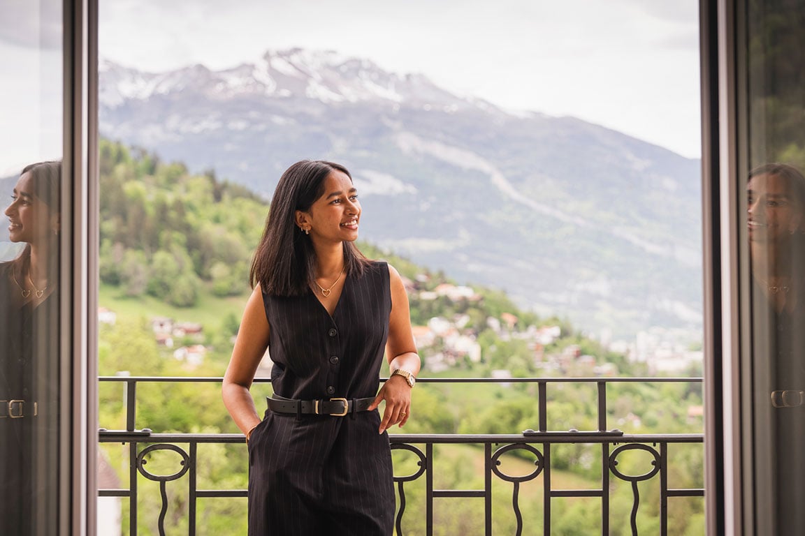 Studierende der EHL Hotelfachschule Passugg mit Ausblick auf Chur