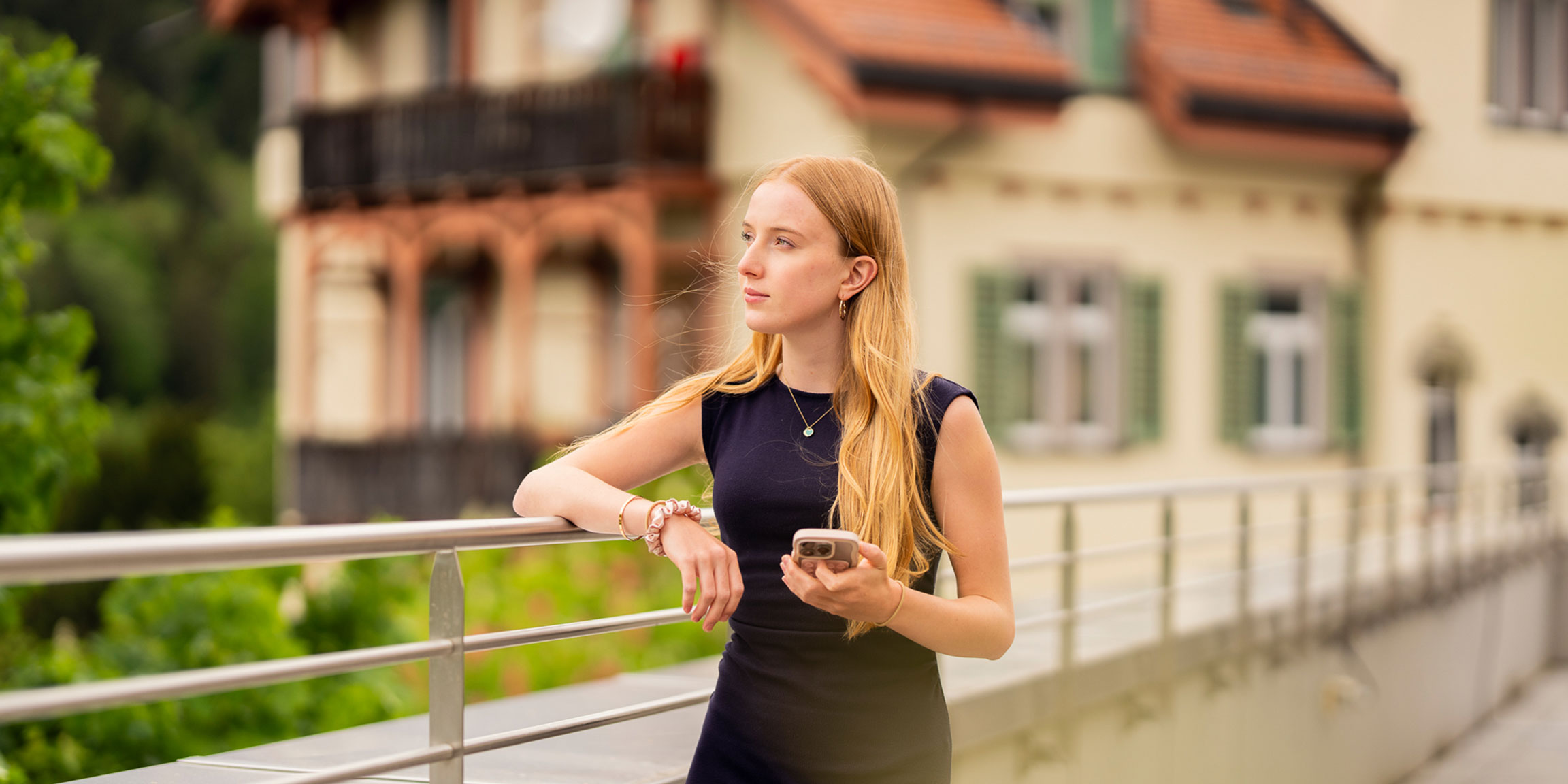 HF Studierende der EHL Hotelfachschule Passugg auf der Terrasse