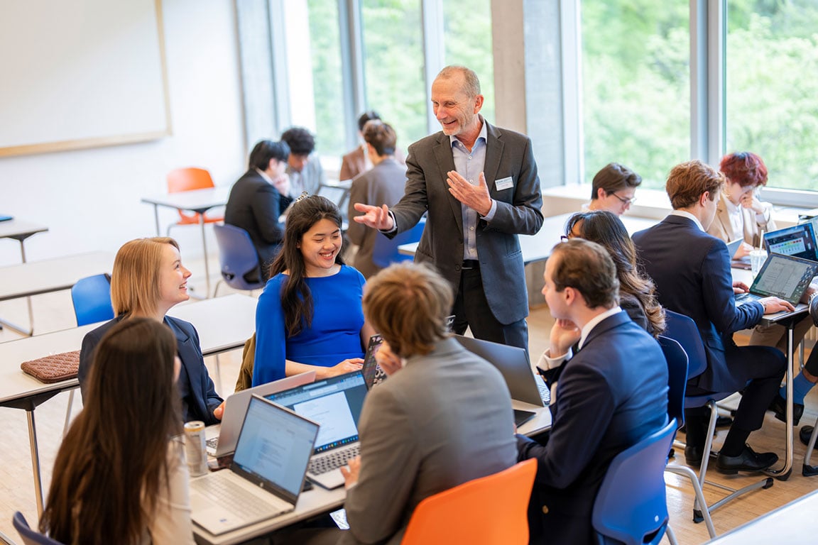Theorieunterricht im Klassenzimmer an der EHL Hotelfachschule Passugg
